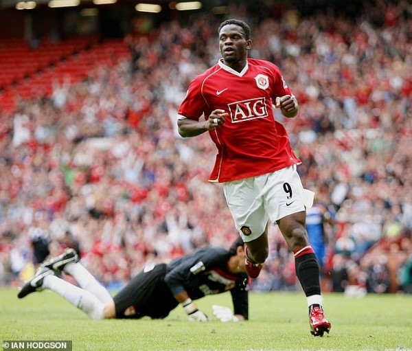 Louis Saha (với Everton trước Blackpool, 2011)