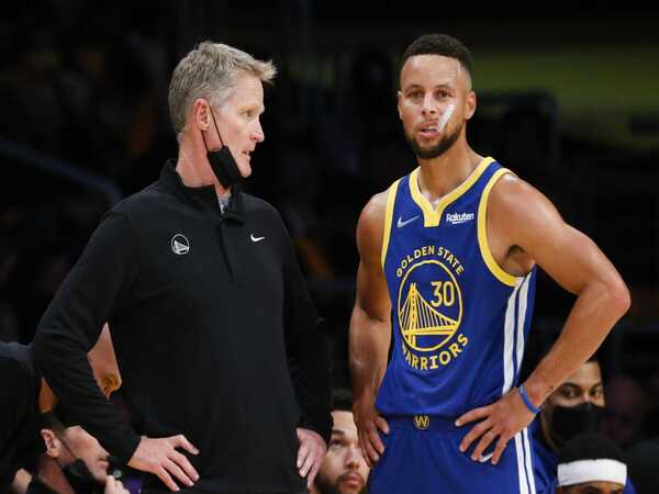 Huấn luyện viên Steve Kerr