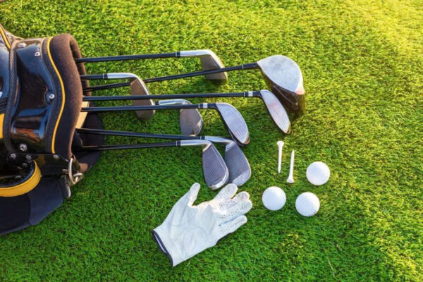 Chi phí mua thiết bị, dụng cụ và trang phục tập golf