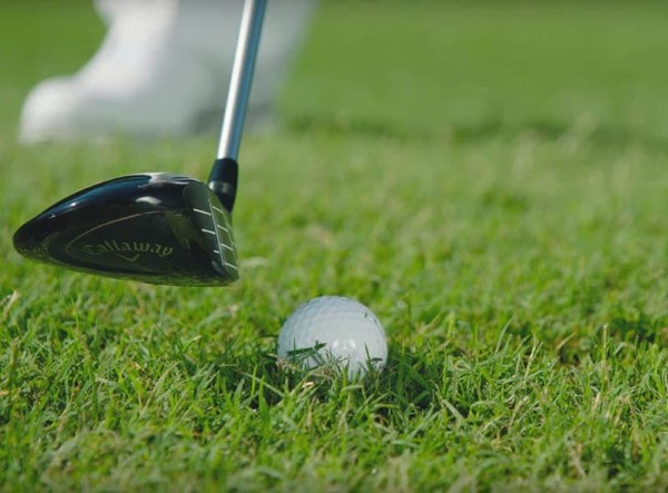 Gậy fairway wood là loại gậy golf có hình dáng hơi tròn