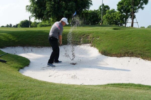 Kỹ thuật đánh cát golf Flop Shot trong tình huống bóng nằm lún sâu