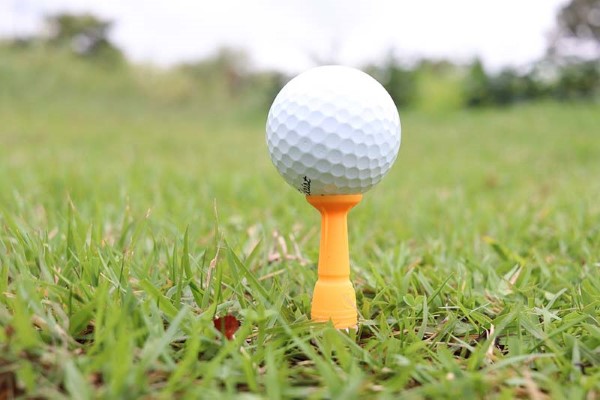 Tee golf là một thiết bị được sử dụng để nâng quả bóng golf