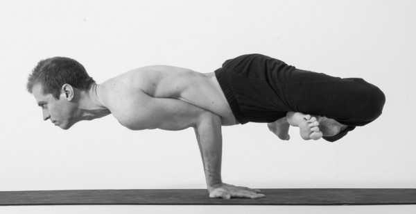 Tư thế hoa sen trên tay (Padma Mayurasana)