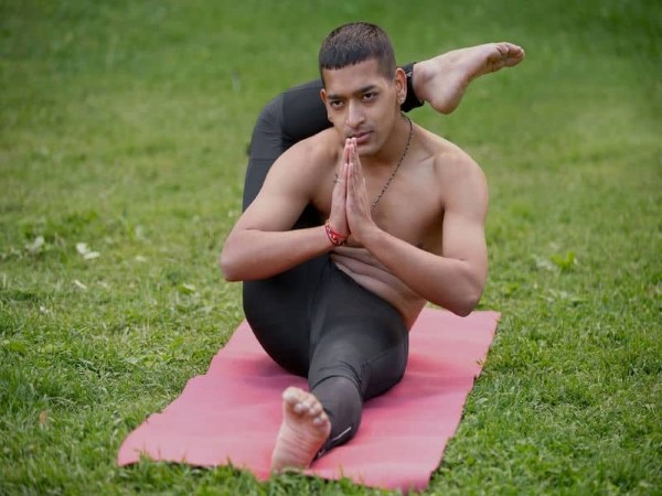 Tư thế chân sau đầu (Eka Pada Sirsasana)