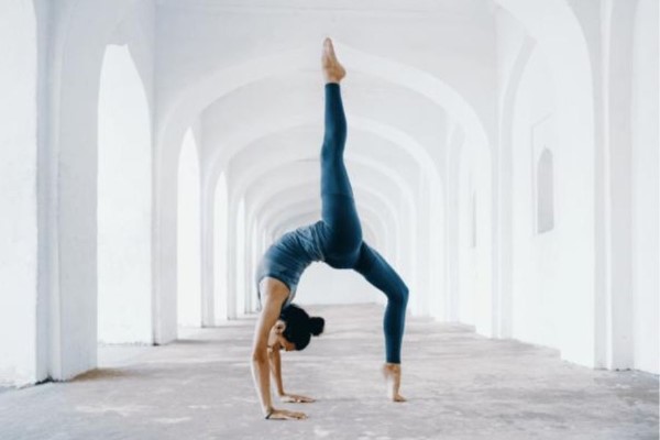 Tư thế bánh xe 3 chân (Eka Pada Urdhva Dhanurasana)