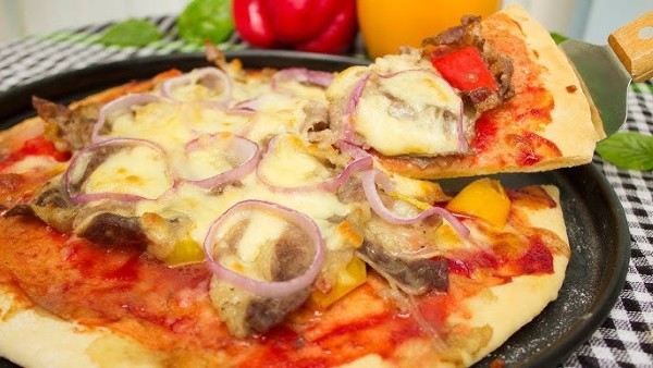 Pizza tự làm với phô mai con bò cười và rau củ