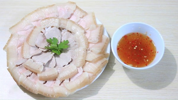 Luộc hoặc hấp thịt heo