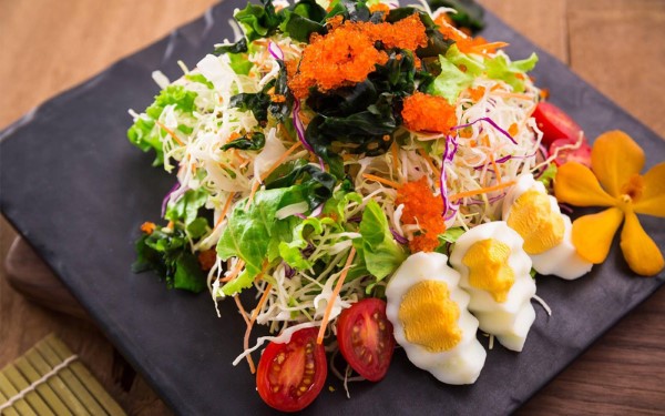 Trứng luộc kết hợp với salad bơ và cá hồi