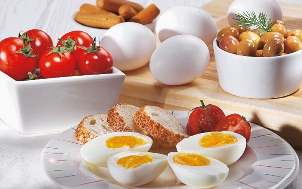 Trứng gà chứa một lượng đáng kể các vitamin và khoáng chất