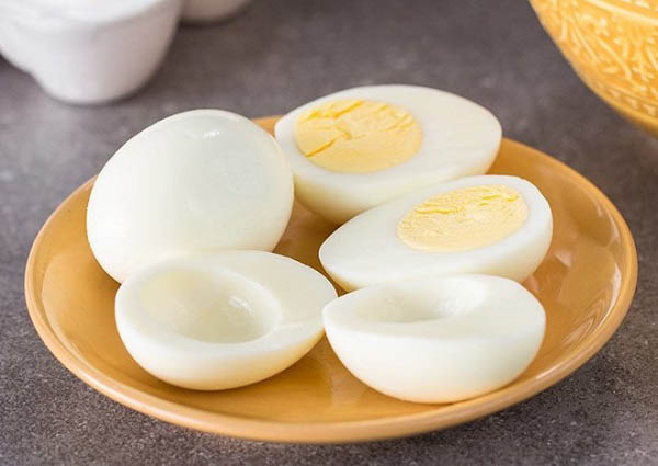 Phân tích thành phần dinh dưỡng của 4 trứng gà với các chất khác