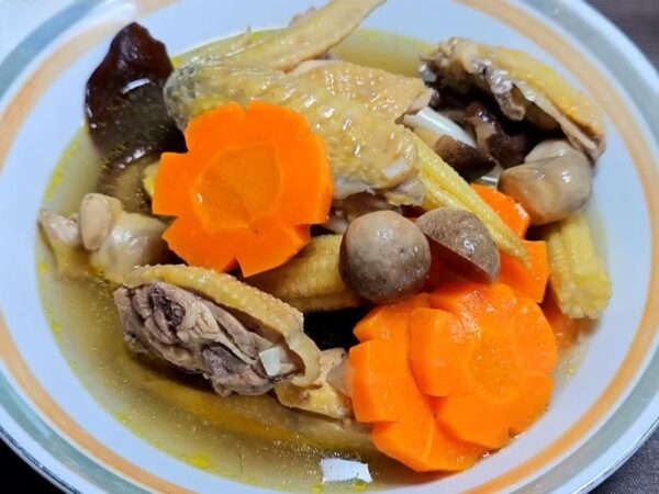 Canh nấm rơm với thịt gà/thịt bò
